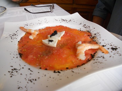 Salmon carpacchio with tomato
